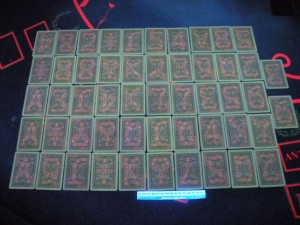 Меченая колода карт, которую использовали мошенники, в ультрафиолете